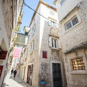 apartmani-vukman-trogir-old-town.hotels-in-trogir.com/